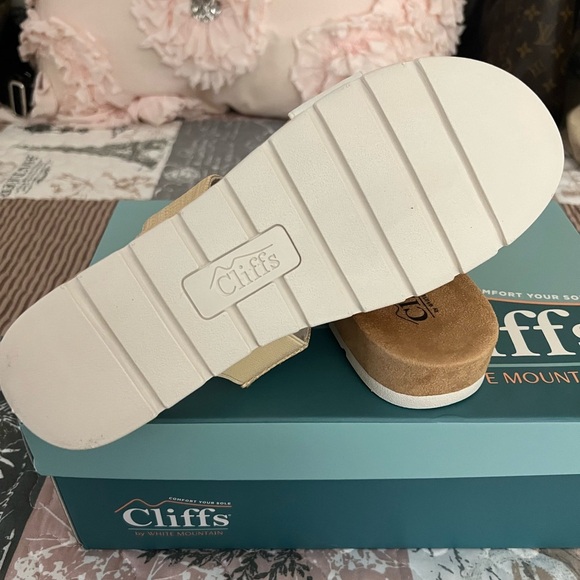 Cliffs by White Mountain Tahlie Tan and White Sandals - Picture 3 of 7